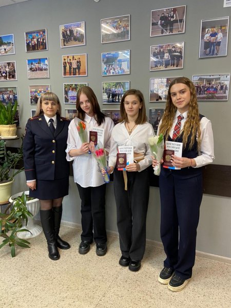 В канун Международного женского дня полицейские вручили паспорта юным новомосковцам