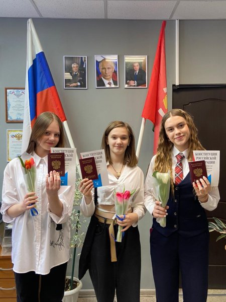 В канун Международного женского дня полицейские вручили паспорта юным новомосковцам